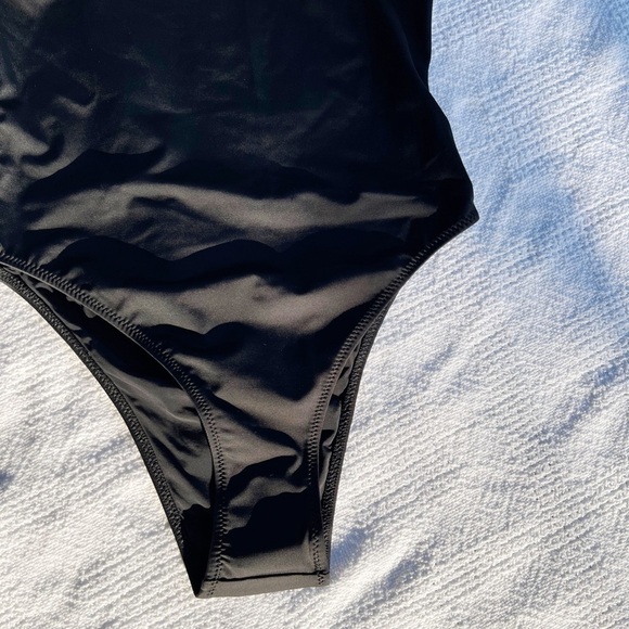 SOLID & STRIPED The Marina open-back halterneck swimsuit - Picture 7 of 11